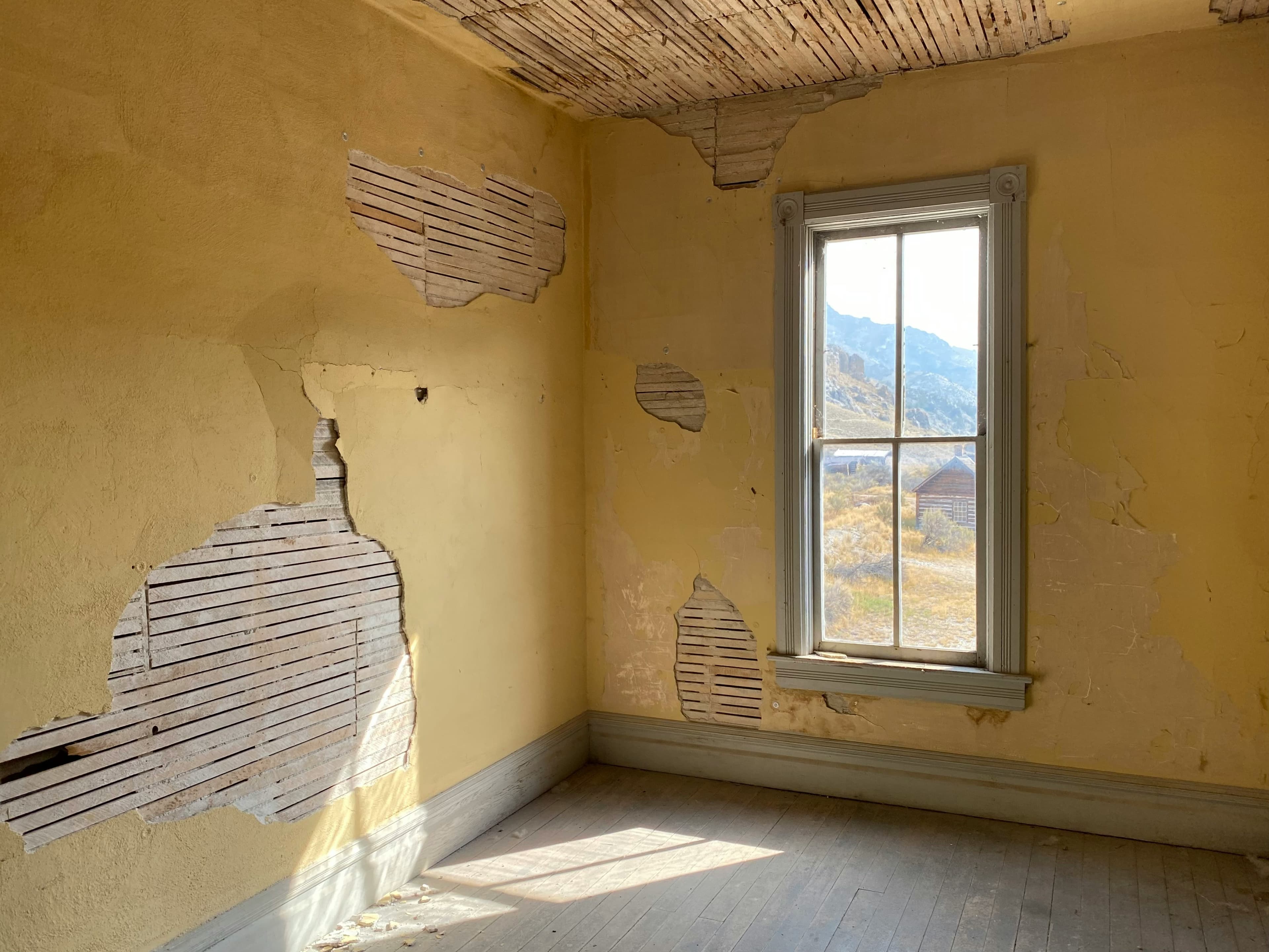 Pièce lumineuse avec murs propres avant vente